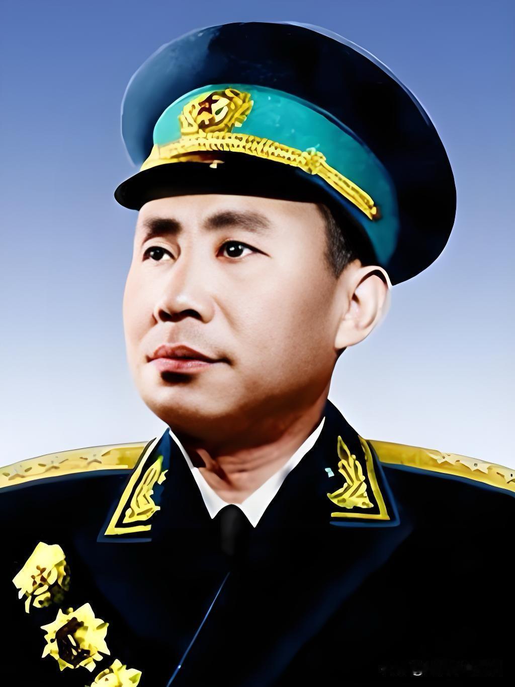 他时年40岁，是最年轻开国上将之一。他一生长期指挥步兵，此前甚至没有坐过飞机，跨