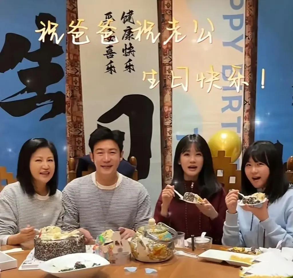 陆毅生日女儿读手写信哭了！陆毅50岁生日当天，妻子鲍蕾分享的庆生视频中，两个女