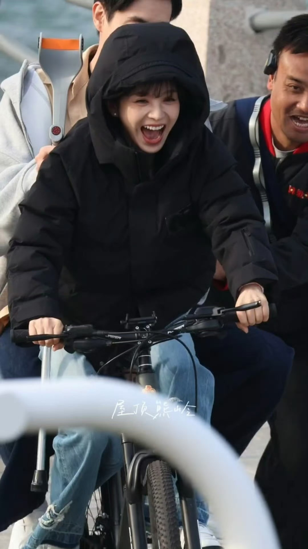 田曦薇骑个车这么嗨喔哈哈哈，太魔性了[大笑]​​​