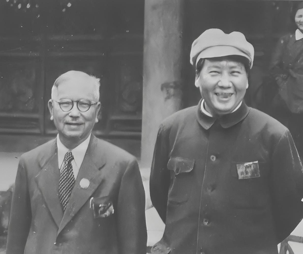 1940年著名华侨领袖陈嘉庚去了一趟重庆，蒋介石请他吃了一顿饭，去了一趟延安，毛