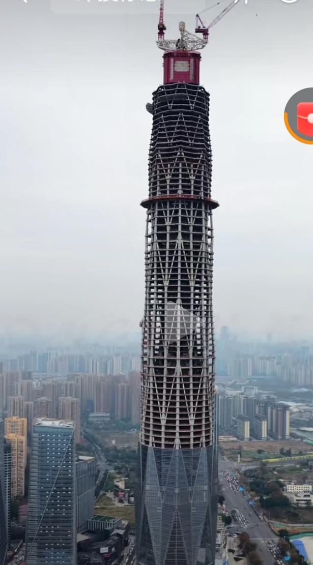 绿地蜀峰468，外观设计构造她惊人的高度，是显而易见的特别，简直就像是插在锦江