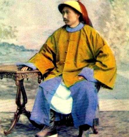 黄海海战中，丁汝昌拒绝投降，吞鸦片自杀。他死后，朝廷并未放过他。光绪帝下令抄没他