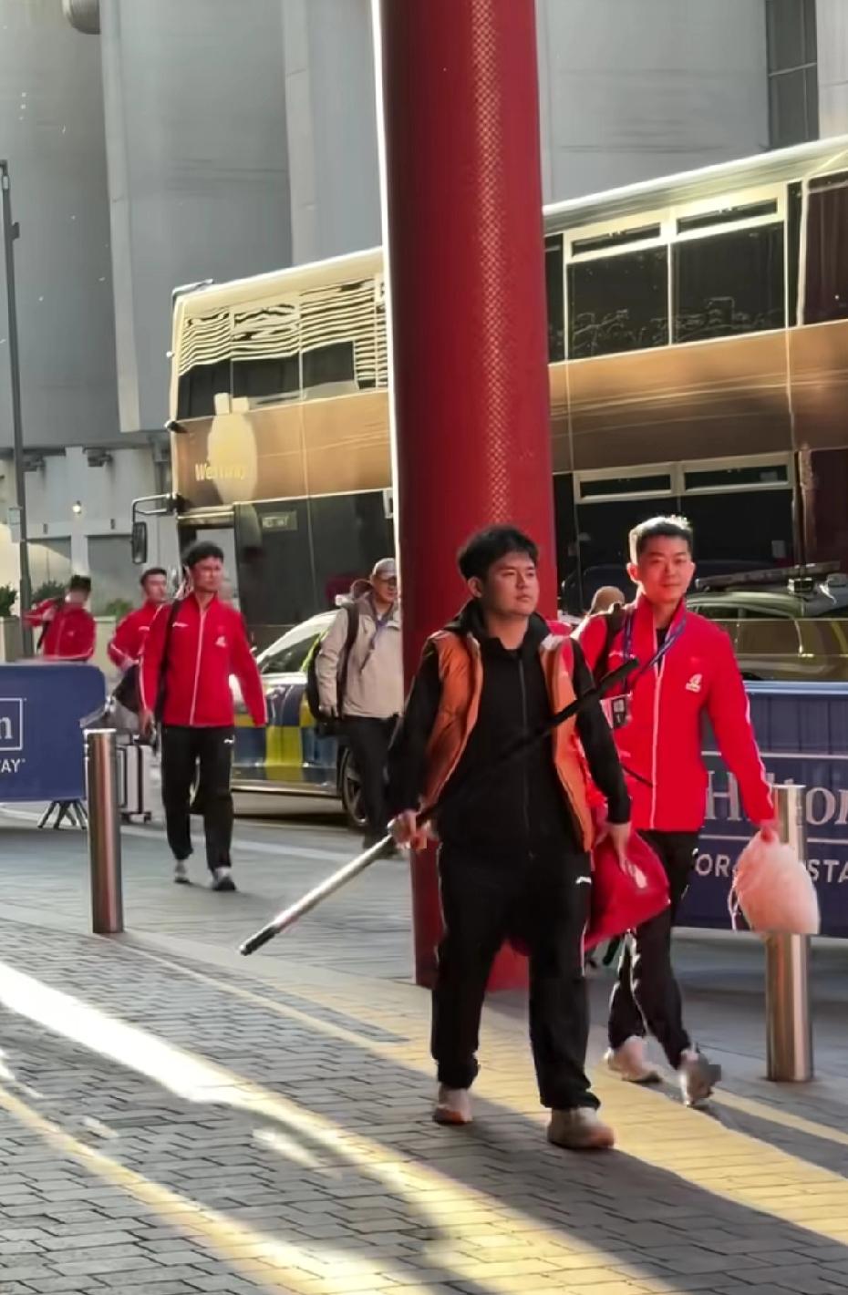 松岛挥空走出了二五八万的步伐，好像他们已经进入了决赛，冠军在握了！刚好小石头走