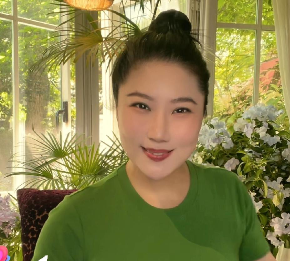 难怪COCO能成为谢贤的最后一任女友。她不只是外表青春可人，聊天也像脱口秀般机