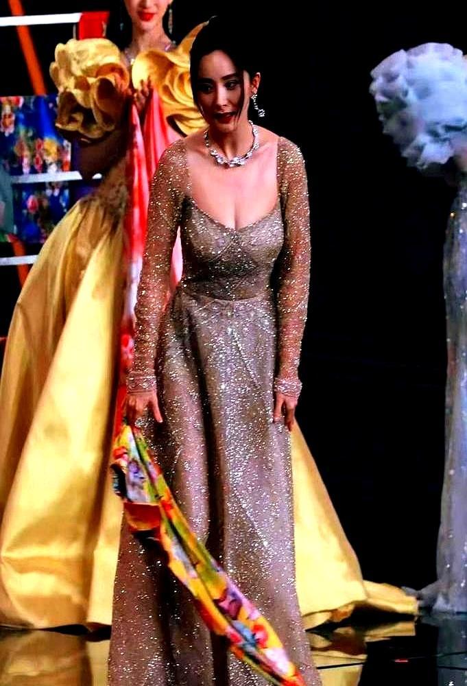 张艺谋怕是也没想到，他操刀的国家安全大片，最后竟被杨幂一条吊带裙抢了所有风头。