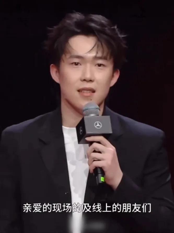 王楚钦坦言"拥有太多"！24岁冠军的清醒让人心疼！24岁就站上世界之巅，王楚钦却