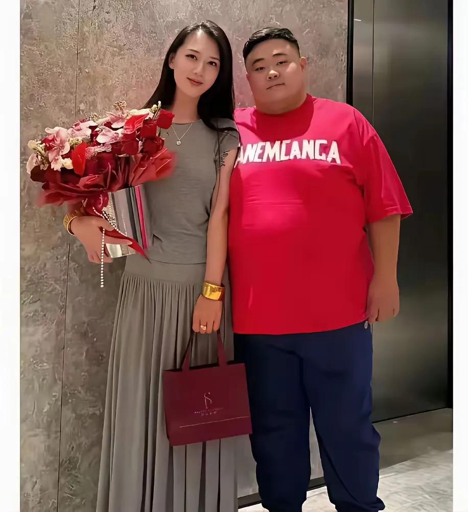 这女的手上的金镯子真大，我还是第一次见过这么大的金镯子。