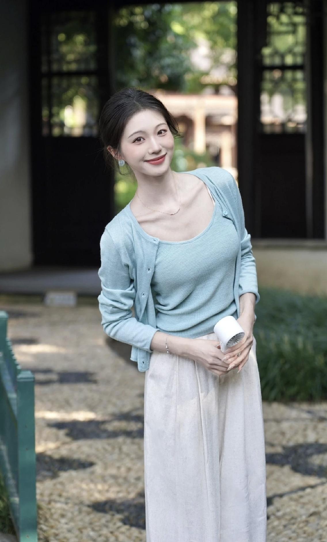 阳光明媚，女孩在花园里微笑。甜美可爱恬静安宁，，好美的画面女生笑容海边微笑少女