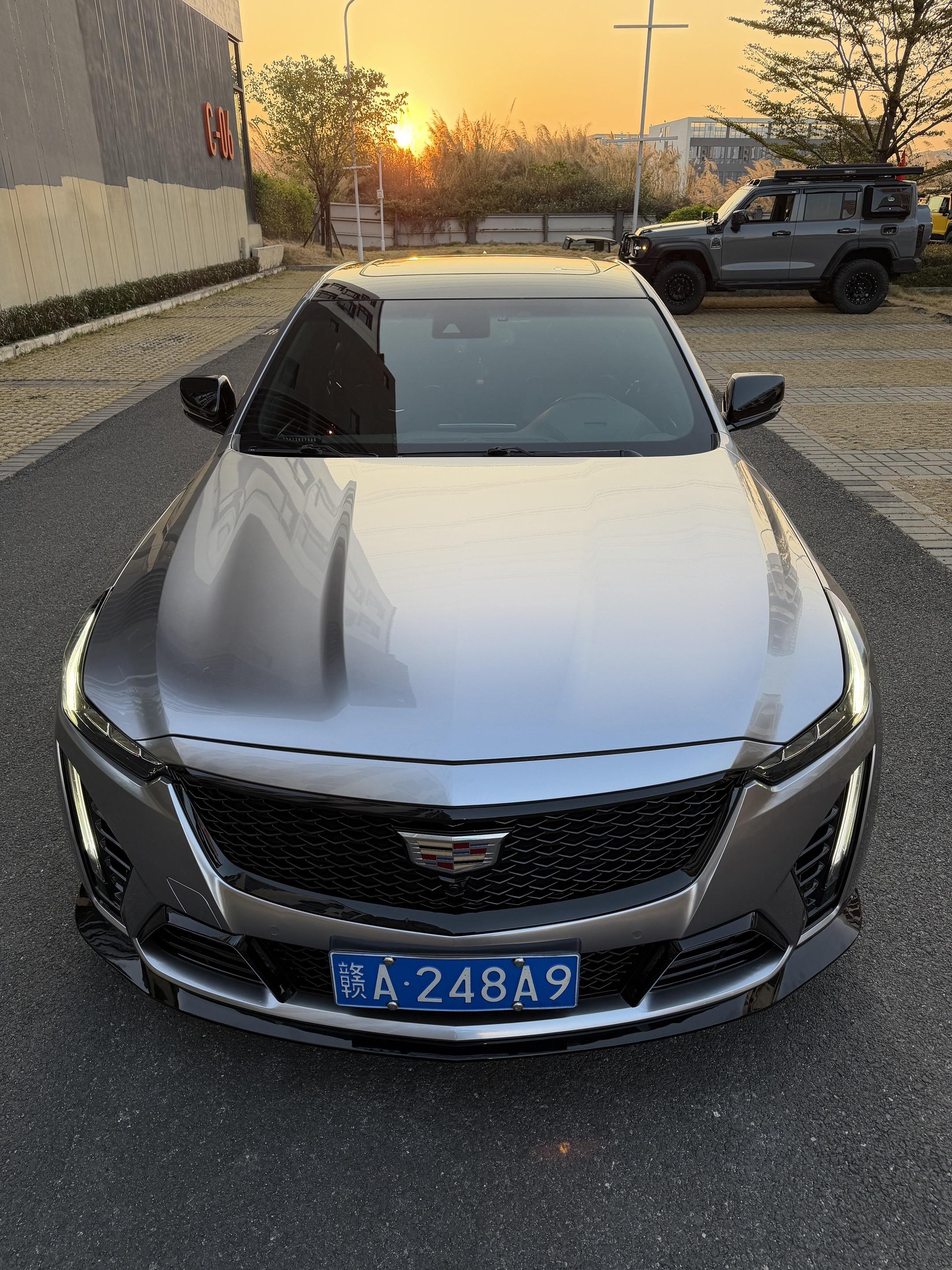 凯迪拉克CT5豪华版改黑翼外观+改色贴膜。