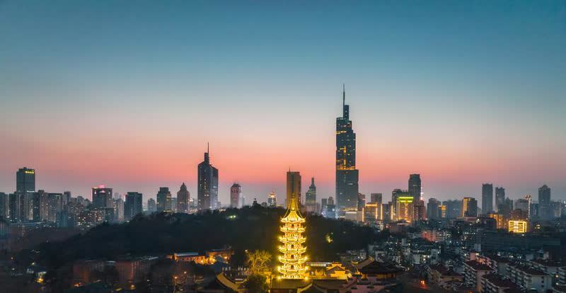 江苏车牌字母代表哪些城市？江苏车牌字母与城市对应关系：苏A是南京，苏B是