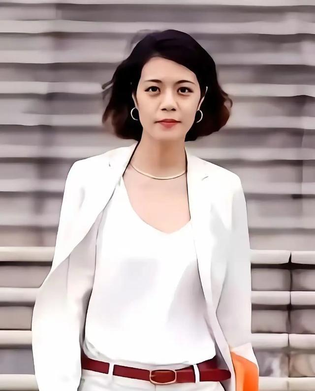 复旦大学陈果教授曾说：“别人爱不爱你，没那么要紧；即便父母爱不爱你，也没那么