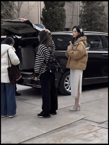 陈都灵穿着那么高的细跟尖头高跟鞋被穿着运动鞋的经纪人拉着走那么快！这鞋子走路超级