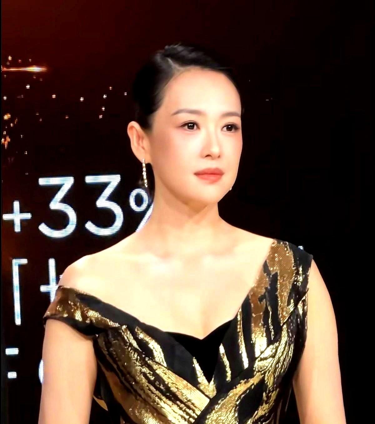 47岁影后脸肿走样被嘲“翻车”？真相竟是狂塞了20斤肉！8月底的上海，章子怡