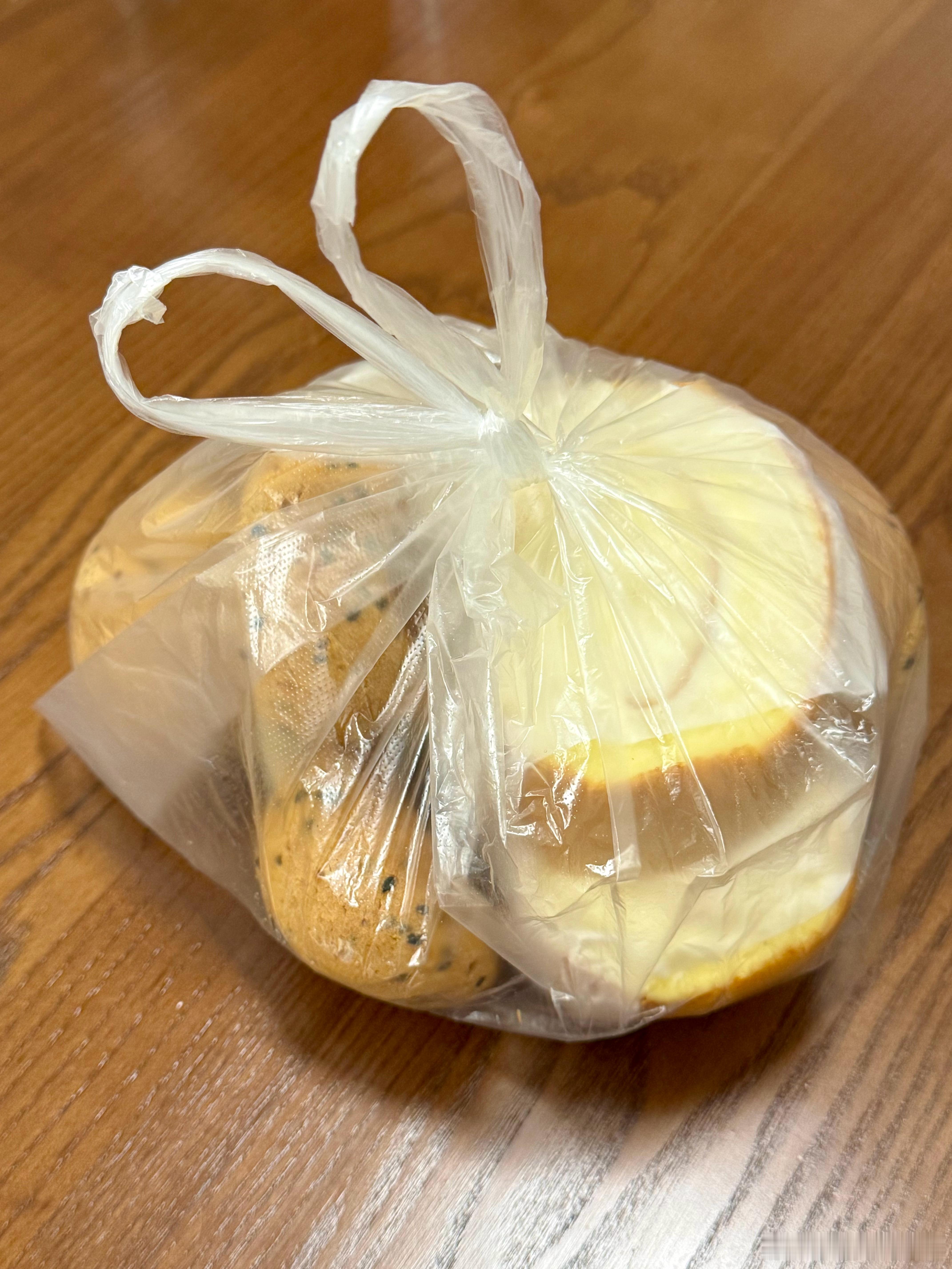 鸿哥又带回来瑞士卷了我的年度美味清单今天手法不一样，没用卫生纸，改用塑料袋了！他