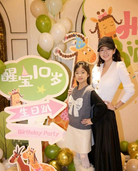 章子怡为女儿醒醒庆祝10岁生日，生日主题是动物园生日趴。不得不说章子怡的基因发挥