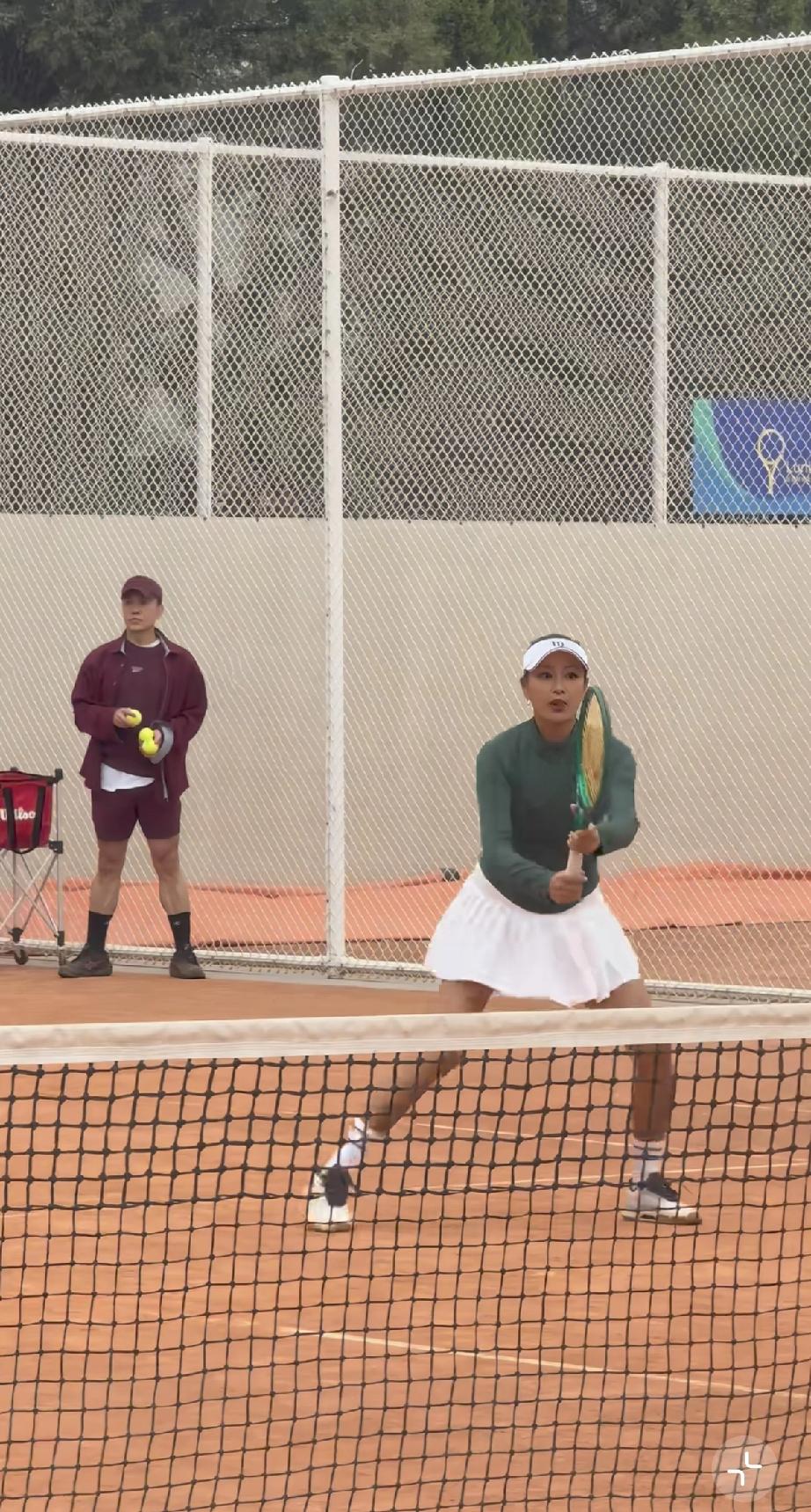 毛宁竟然给瞿颖当球童，并且还挺专业的!近日，瞿颖发起第2届明星网球邀请赛，简