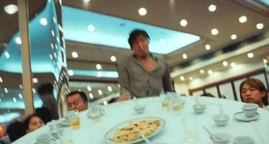 这不，老公刚才又骂骂咧咧的催着我订回婆婆家的车票了，我稍微反抗一下，老公就把桌子