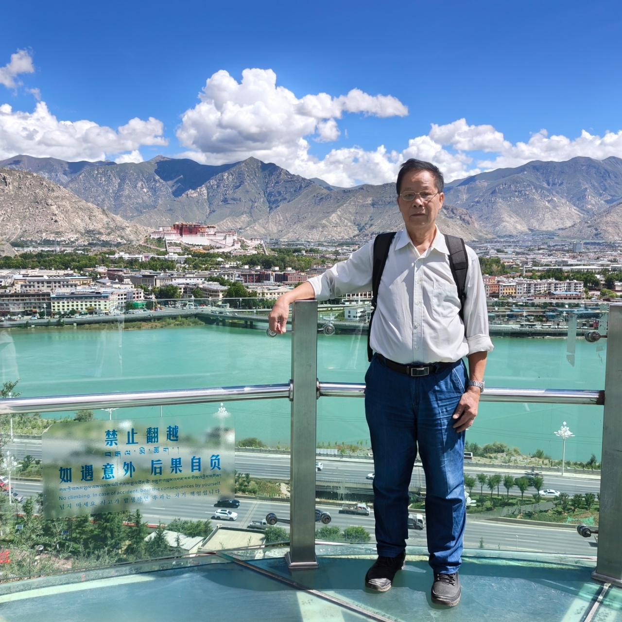 分享一张照片证明你去过西藏我这个人没本事，到70岁才第一次去西藏，还是和女儿一起