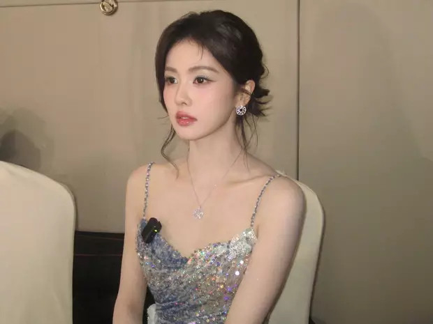 白鹿穿碎钻吊带裙优雅迷人，秀白皙肌肤仙女感满满​​​
