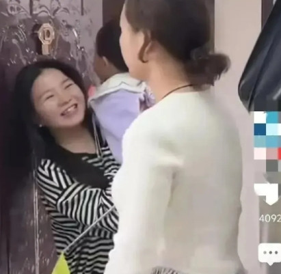 一男人再婚生了儿子，半夜就把他前妻叫来接女儿走。那前妻来了还笑眯眯的，男的和他老