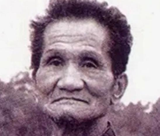 1947年冬夜，山东一户农家女主人，拿了一些食物送给一个敲门的乞丐。然而，乞丐却
