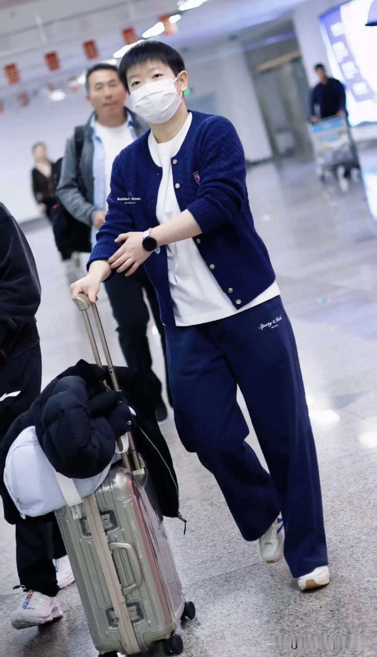 莎莎这一身衣服太漂亮了，从衣服，裤子，鞋子到手链，大家都找到了。今天在北京出