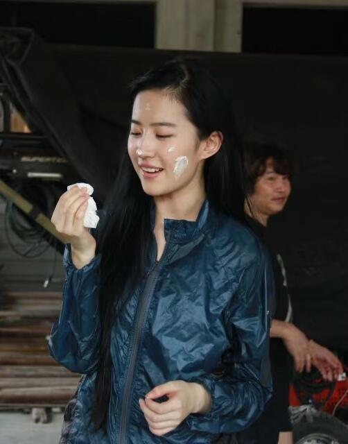 总能找到她穿相同的衣服