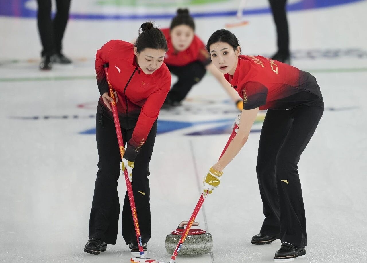 中国冰壶女队5比7瑞士冬奥会冰壶循环赛第二场，中国队5比7不敌强敌瑞士，目前巡