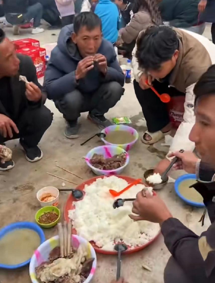 大凉山彝族过年，大家都围在一起大口大口的吃着坨坨肉，可他们没有用到桌子，也没有凳
