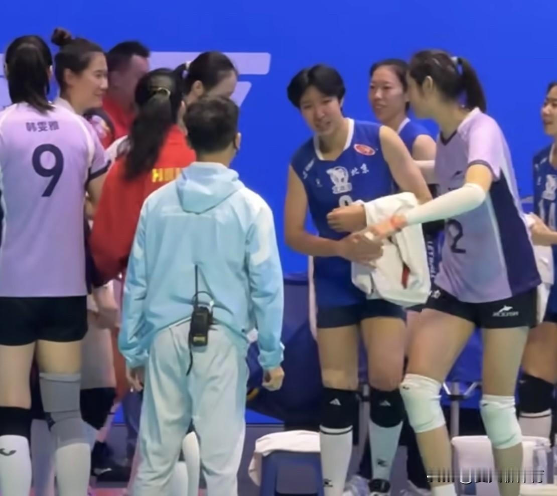 有爱又温暖，看的眼泪汪汪的[哭哭][哭哭]这就是朱婷的人格魅力啊！全运会大型追星