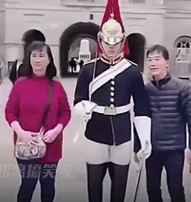 老两口到英国旅游时想跟卫兵合影，结果因大爷湊得太近被英国卫兵嫌弃，一把将他推开。