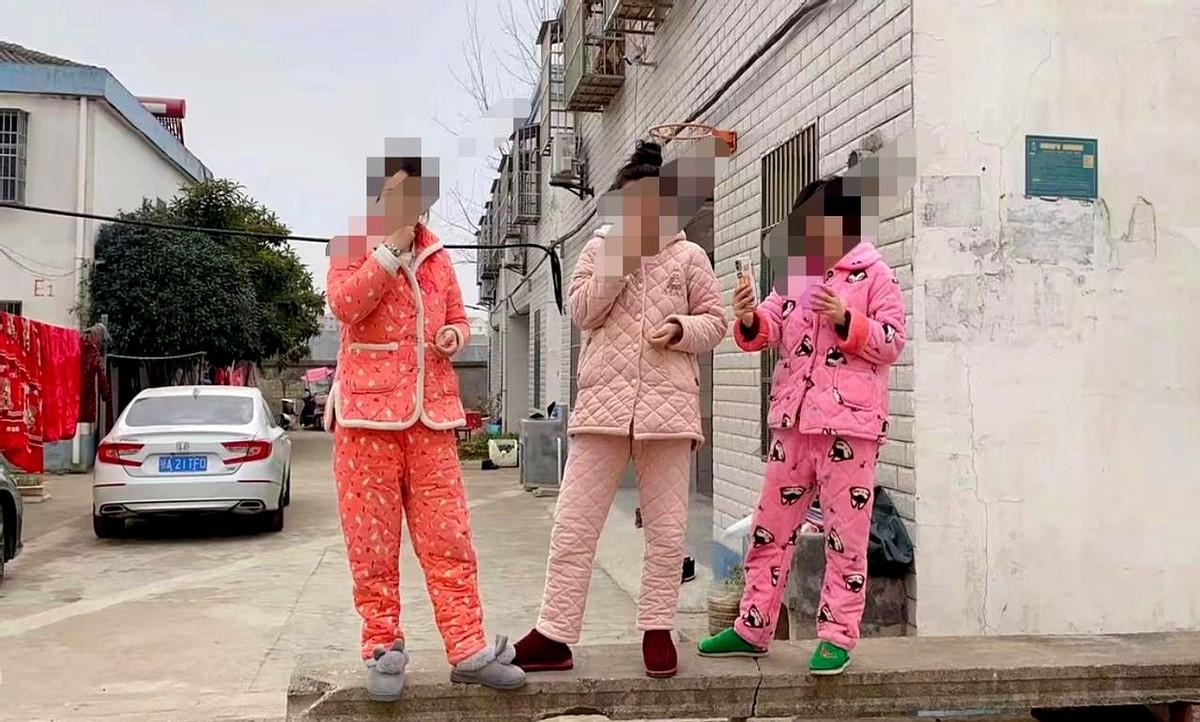 我把那件600块的羽绒服收起来了。你没听错，就是那件大牌、蓬松度800、号称能扛