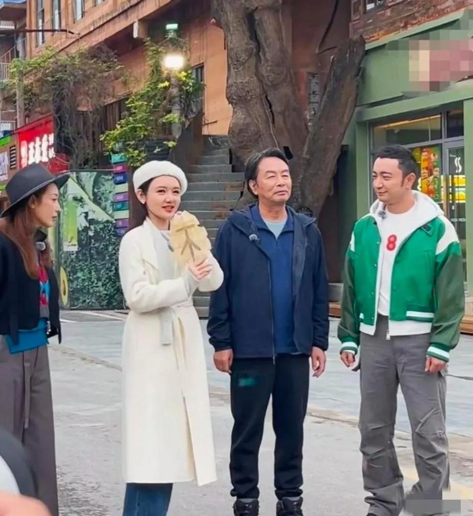 哇塞，身穿一袭白色风衣，戴着贝蕾帽的龙洋真是娇柔腰柳，龙眉凤目，霞姿月韵哈；细眉