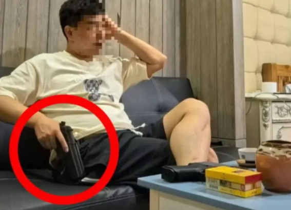 中国男子国外持枪自拍，公开发朋友圈炫耀，结局舒适。一名身在泰国芭堤雅的中国籍