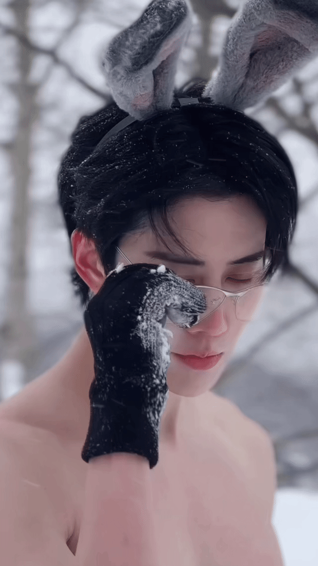 mike雪地半裸照妈呀！好拼只有我关心冷不冷嘛