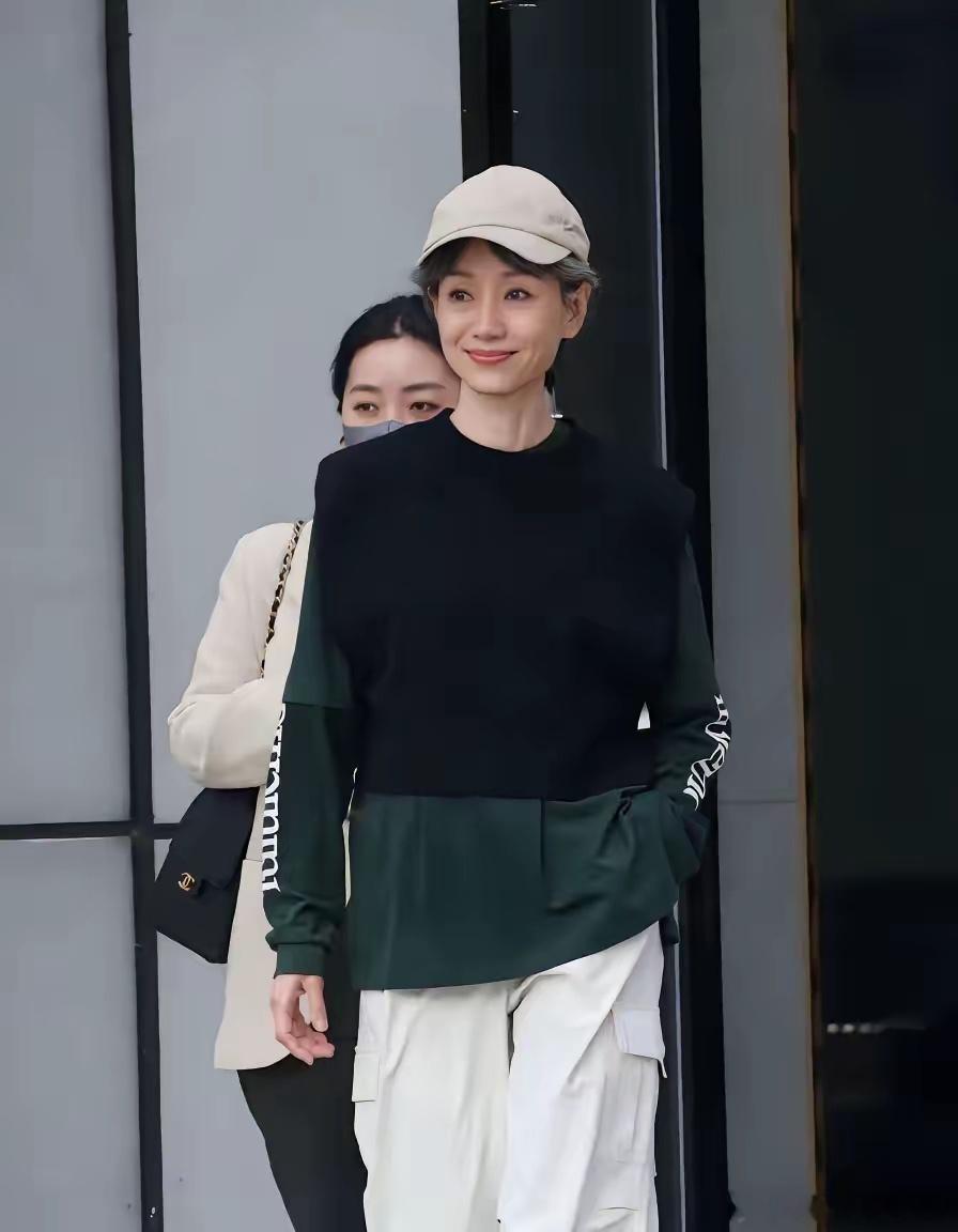 叶童这组生图，评论区吵翻了。有人说她“一把年纪还穿年轻人的衣服，不端庄”，也有人