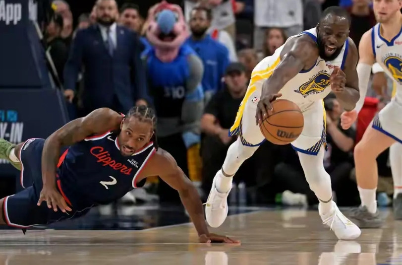 勇士随队记者报道，休赛期球队考虑用巴特勒和首轮签，去换快船小卡。一、小卡的合同