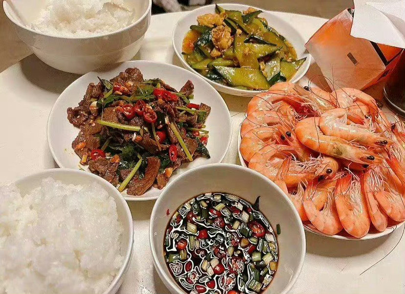 儿子被送米过来的大叔吓到了，哭得呕吐