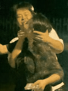 大哥和大妈吵架，大哥竟然用嘴封住对方的行动！大哥的思维太跳跃了！