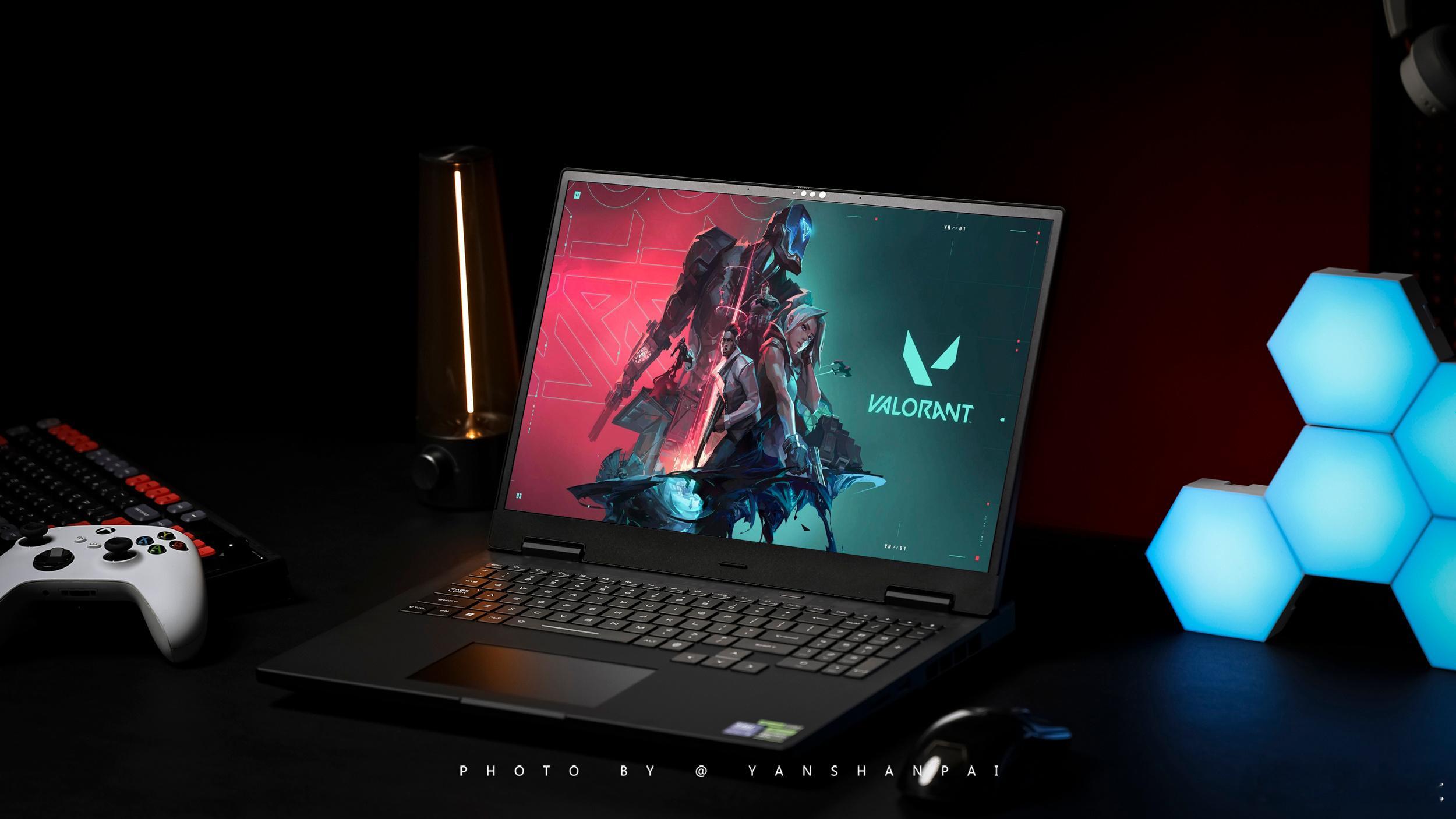 红魔游戏本更新了！真机是真的帅，只能说红魔还是太懂游戏玩家了。我们拿到的“暗夜黑