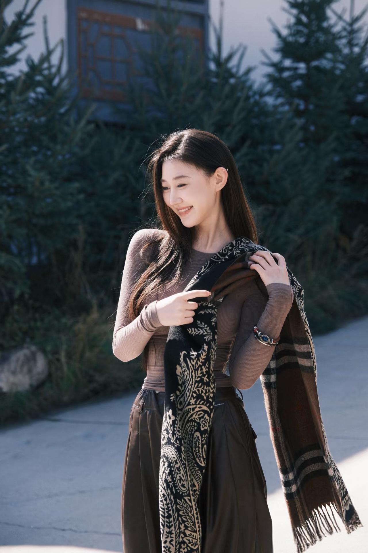 冬日暖阳下，优雅围巾搭配，温暖与时尚并存