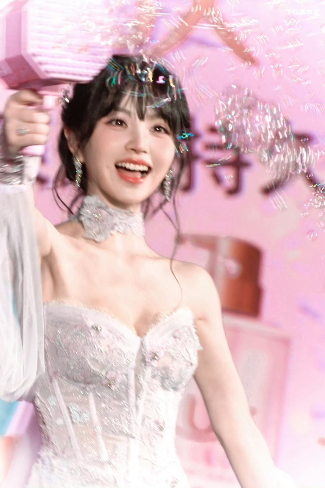 田曦薇她走在美的光彩中，映射出繁星满天​​​