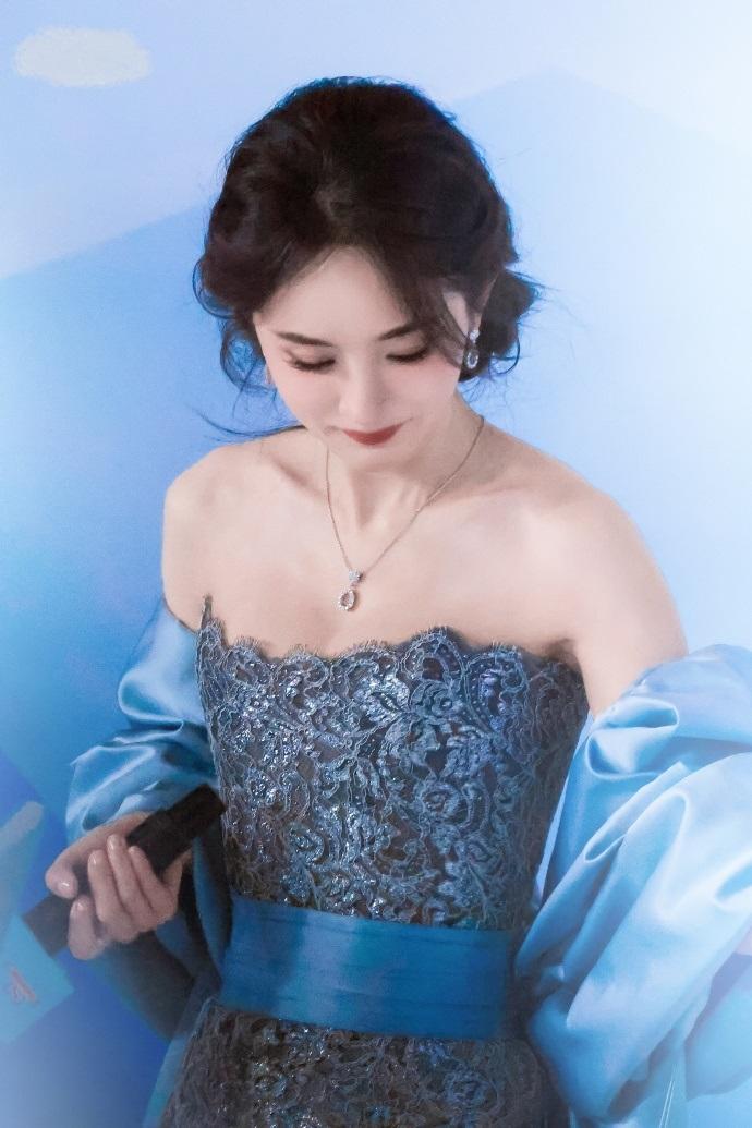 最近杨幂在出席时尚活动的时候搭配了一身银色的衣服，看上去年轻又靓丽，真的是好迷人