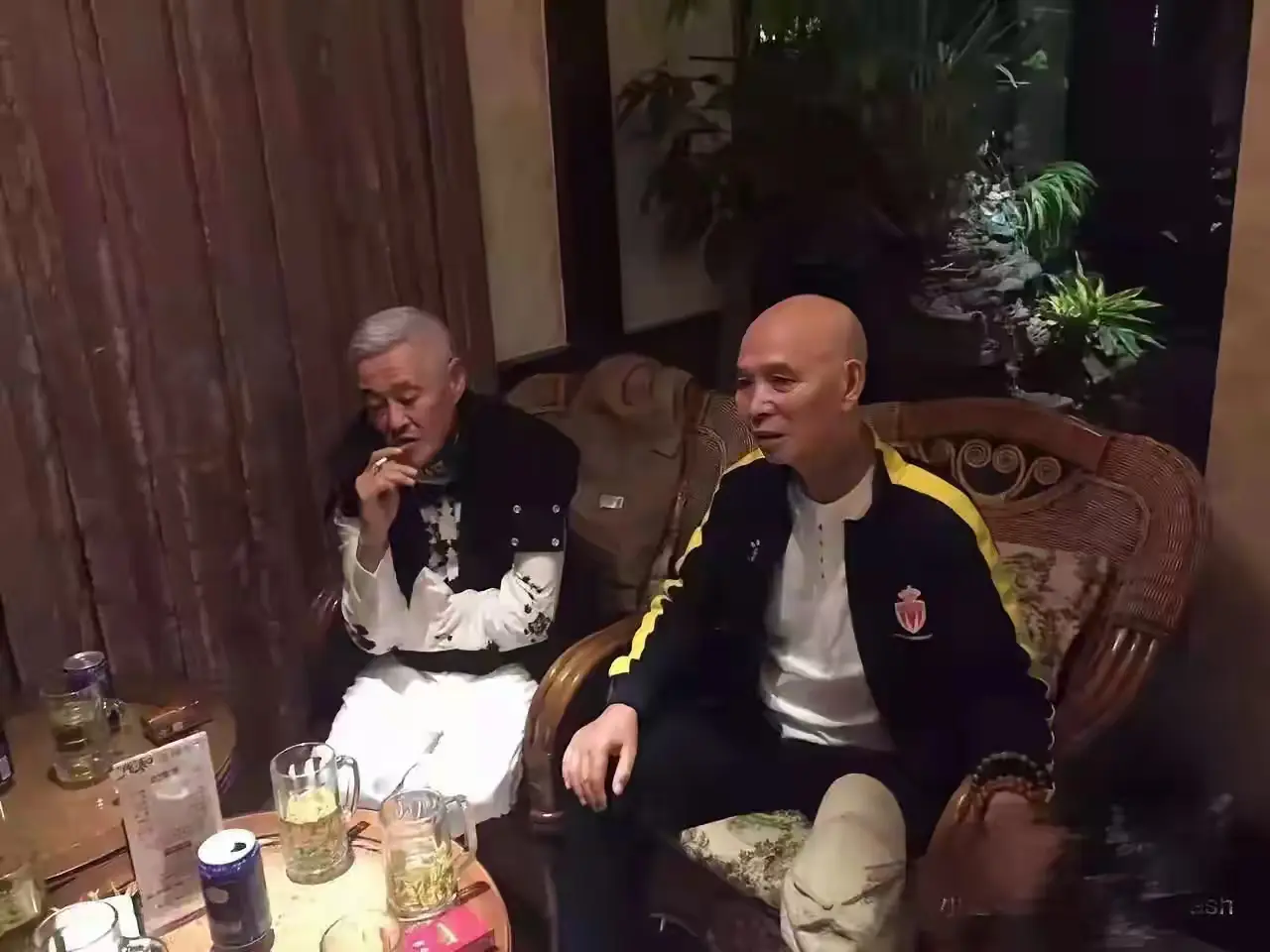 赵本山老师我认识，旁边的大哥是谁？