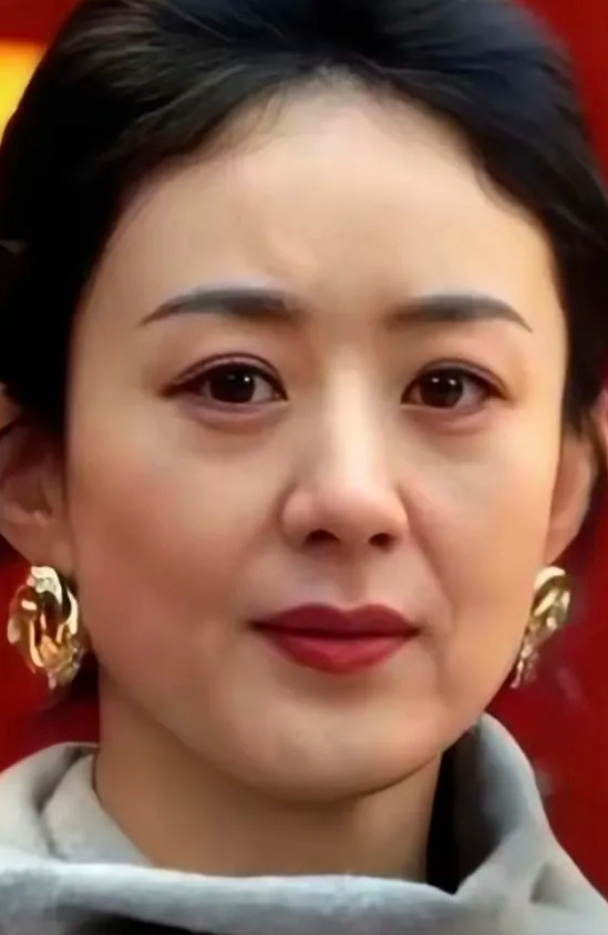 赵丽颖都40+了，真人和小区那些大妈没两样，网上那些都是精修图而已，真那么美林更