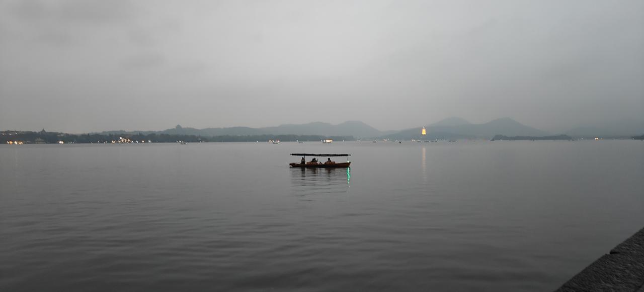 此次去杭州，虽然时间紧迫，只停留了一夜，但头天中午在湖滨附近吃过饭后，还是坐手摇
