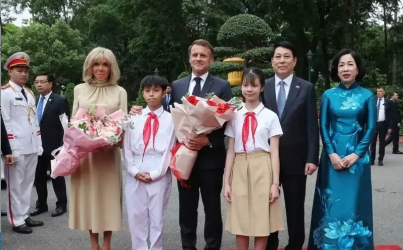 法国人审美真独特，无法理解法国总统的马克龙的品味，这种敢扇总统巴掌女人真牛逼，相