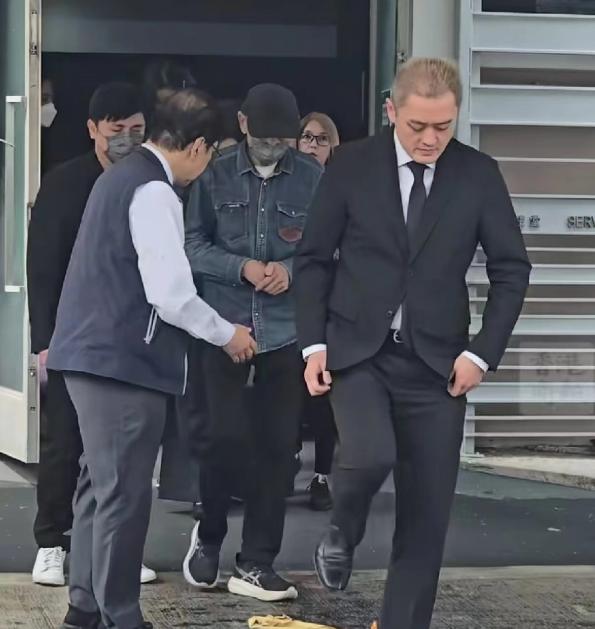 太让人心寒了！施明遗体火化后，大儿子李泳汉走在最前面，对身后的父亲李家鼎不闻不问