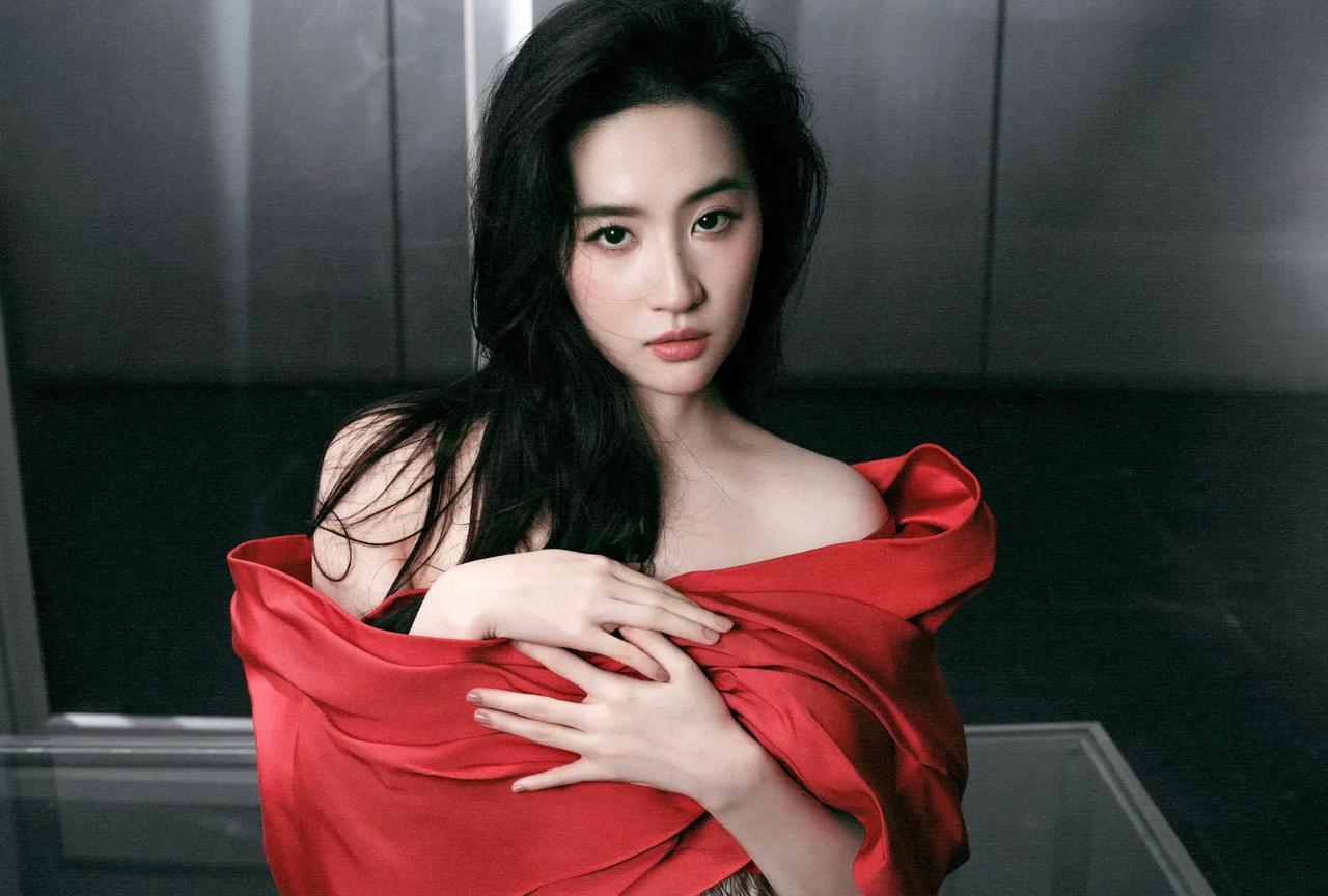 刘亦菲这组写真烈焰玫瑰，美得带刺[比心][比心][比心]刘亦菲这身红玫瑰造型，