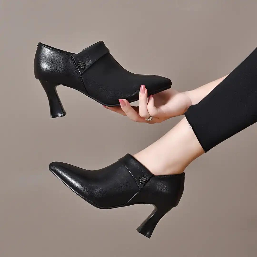 中国十大女士皮鞋品牌1. 百丽（BELLE）——创始人邓耀；1978年创立；